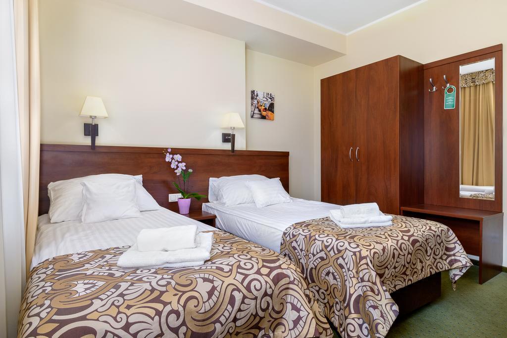 Hotel Zielony Познань Экстерьер фото