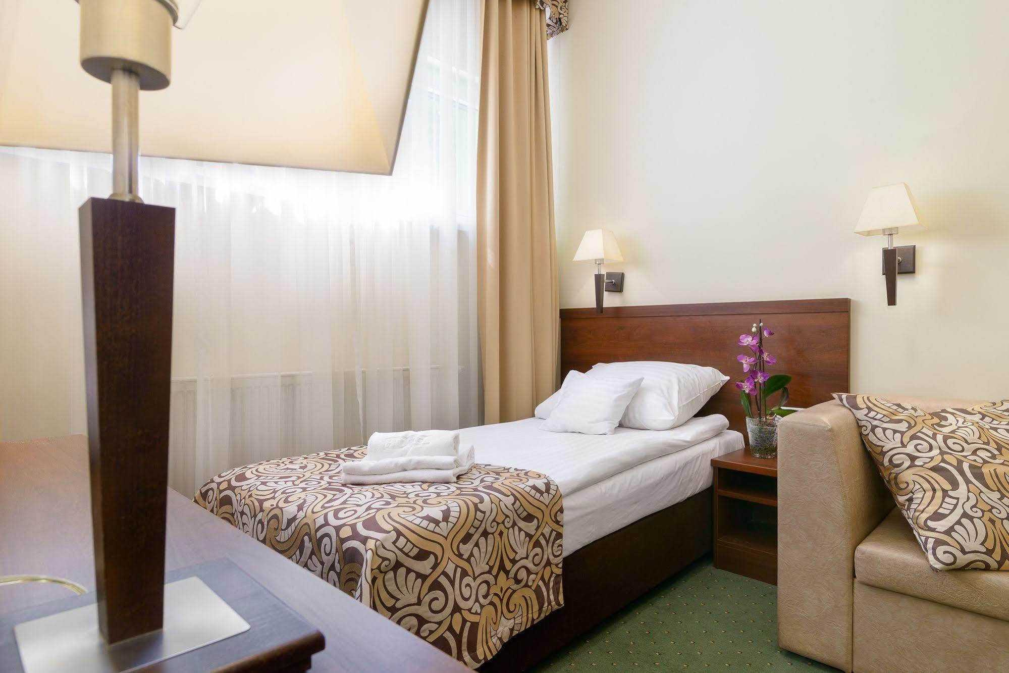 Hotel Zielony Познань Экстерьер фото