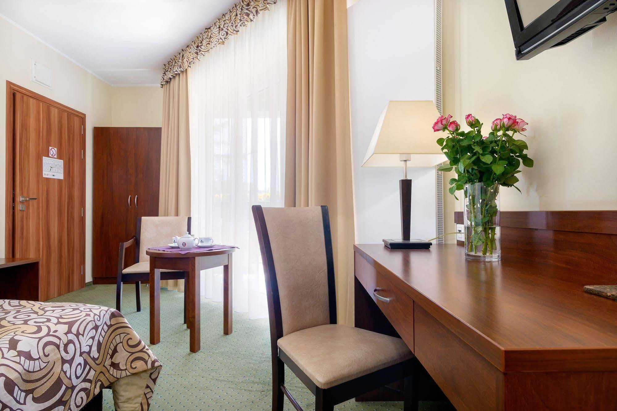 Hotel Zielony Познань Экстерьер фото
