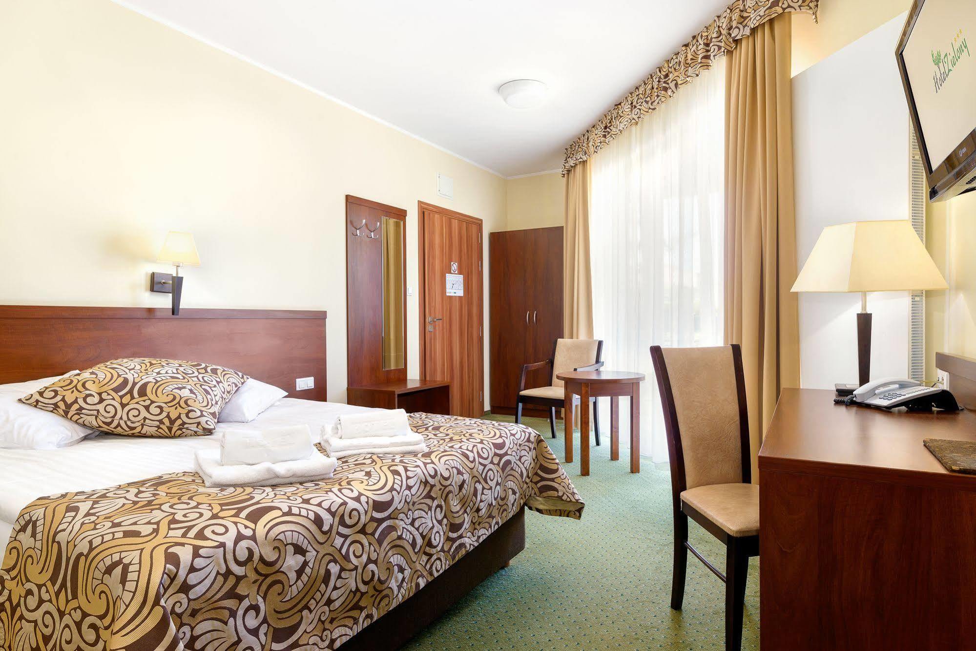 Hotel Zielony Познань Экстерьер фото