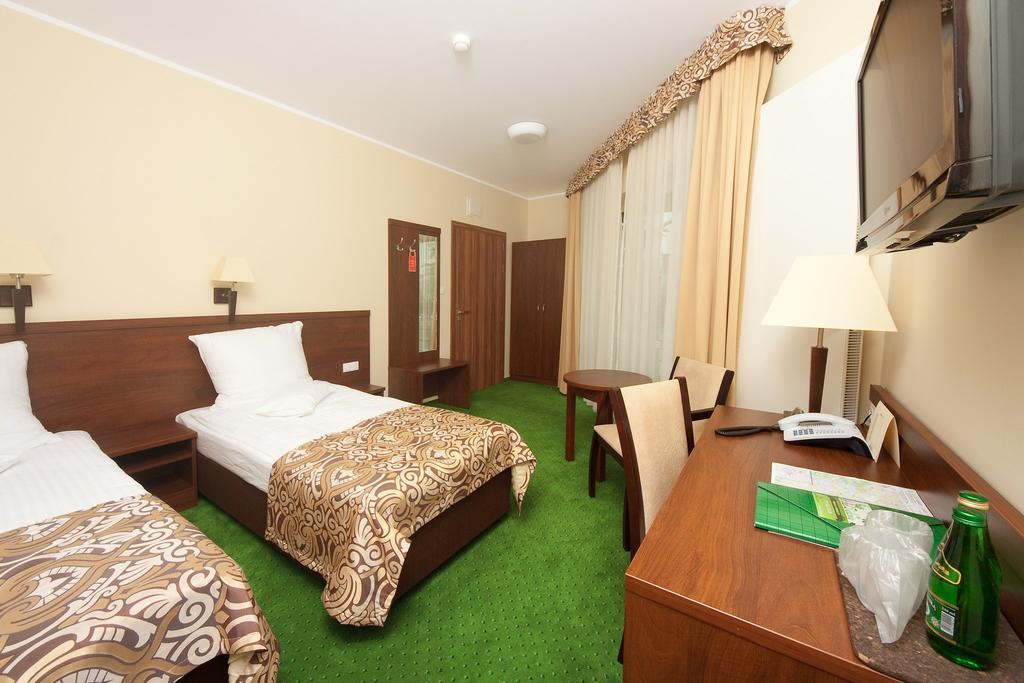 Hotel Zielony Познань Экстерьер фото